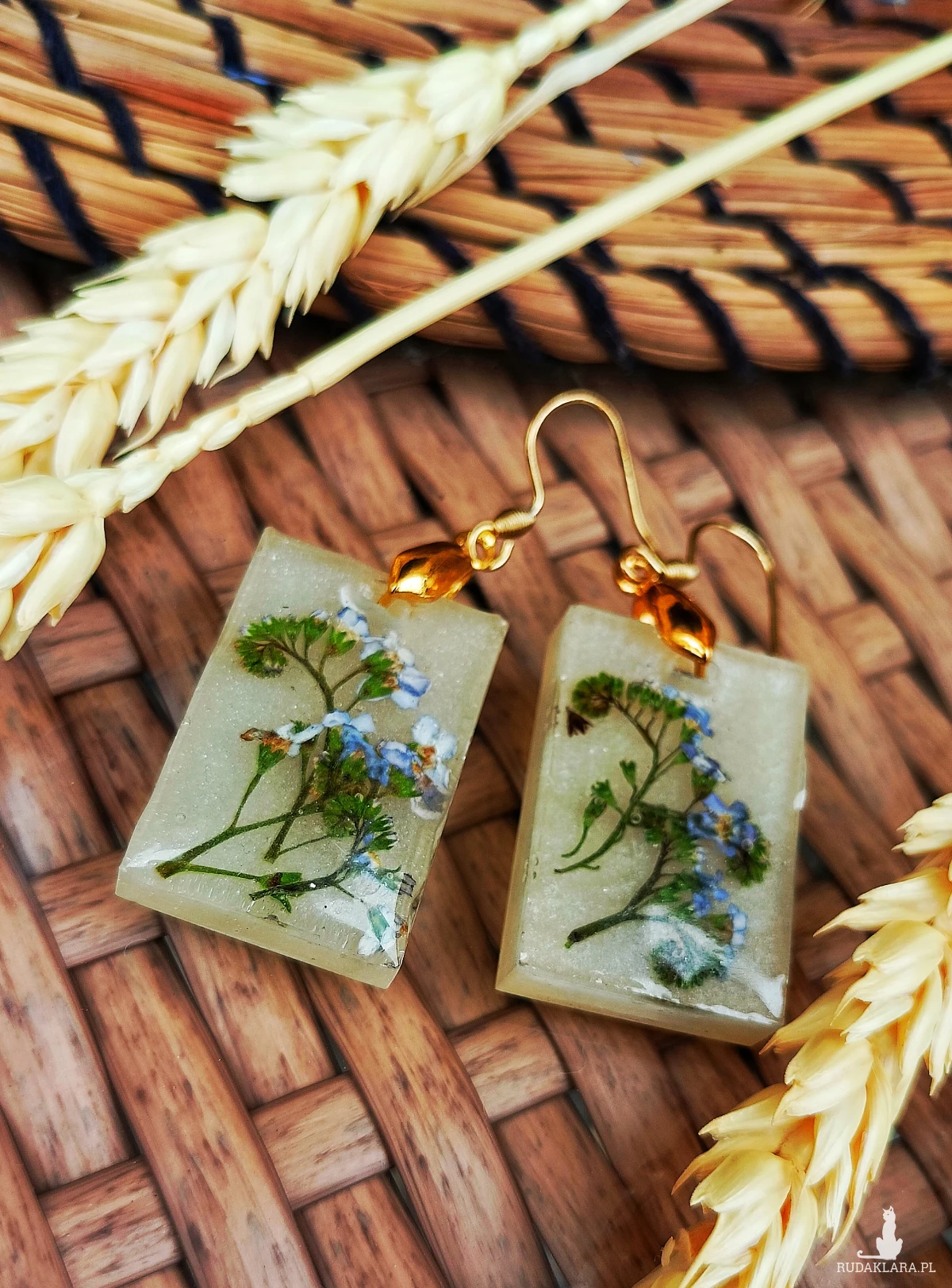 Kolczyki handmade z niezapominajkami | Pozłacana stal nierdzewna | Żywica Resin Pro | Elegancka biżuteria z prawdziwymi kwiatami